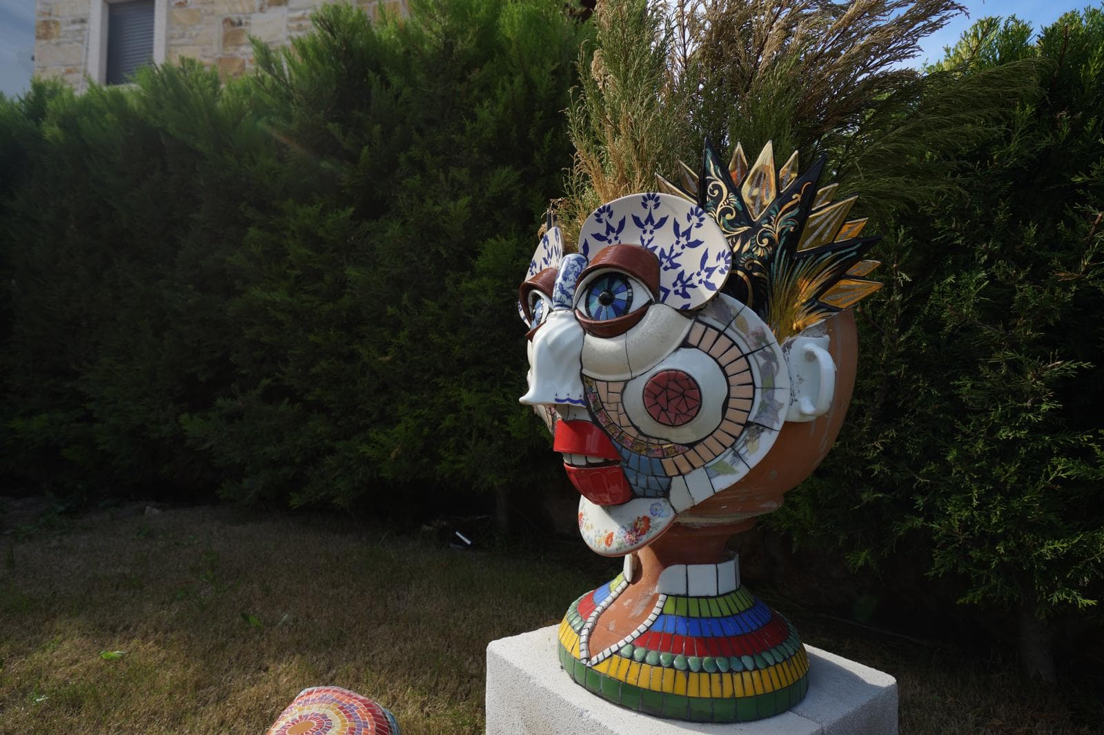 Bahçedeki figüratif mozaik heykel