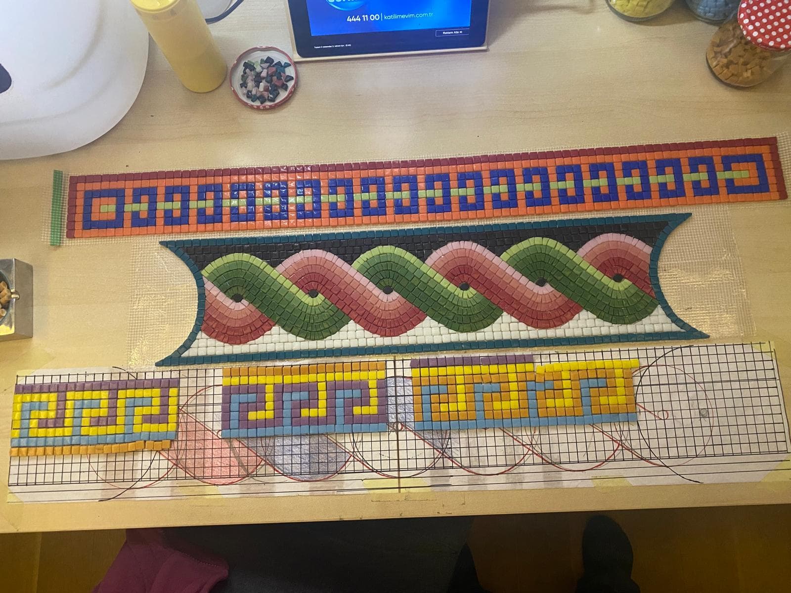 Geometrik mozaik bantların çalışma masası